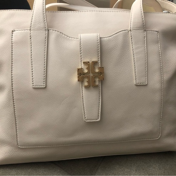 Authentic Tory Burch Bag. Almost New. Used only once to travel. Very spacious! - Picture 2 of 10